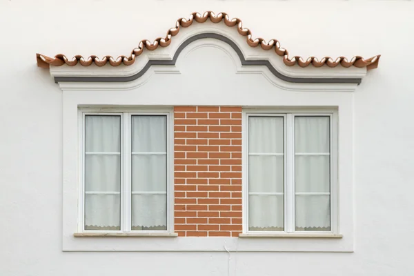 Два традиционных окна из Португалии, Европы — стоковое фото