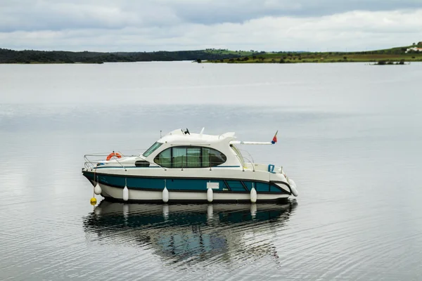 Vista del paisaje del lago Alqueva con barco turístico — Foto de Stock