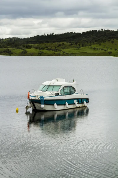 Vue sur le paysage du lac Alqueva avec bateau touristique — Photo