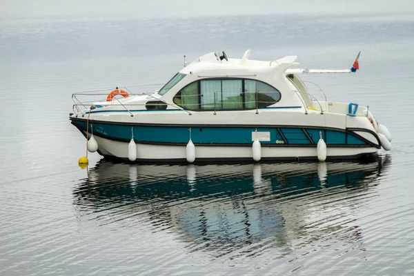 Vista del paisaje del lago Alqueva con barco turístico — Foto de Stock