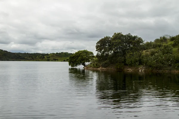 Brzegu jeziora alqueva położony w alentejo, Portugalia — Zdjęcie stockowe
