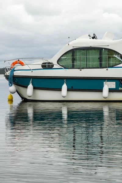 Widok krajobraz jeziora alqueva z łodzi turystycznych — Zdjęcie stockowe