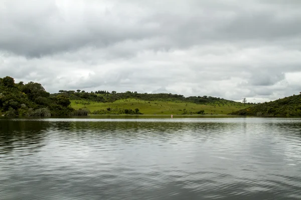 Берег озера alqueva розташований у Алентежу, Португалія — стокове фото