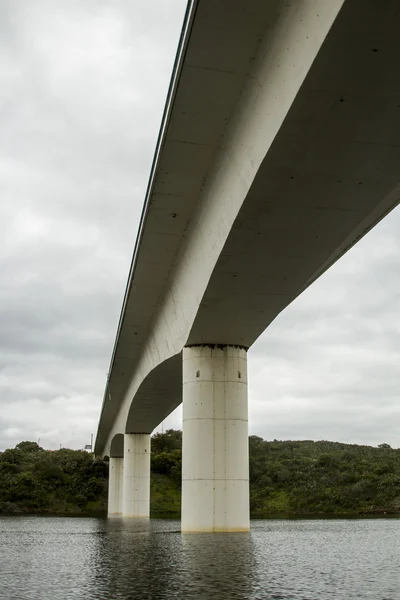 Puente sobre el lago Alqueva situado en Alentejo, Portugal —  Fotos de Stock