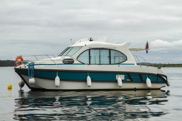 Вид на озеро Алкева с туристической лодкой — стоковое фото