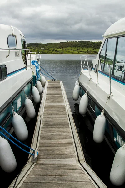 Belle vue paysage sur le lac Alqueva avec des bateaux de tourisme — Photo