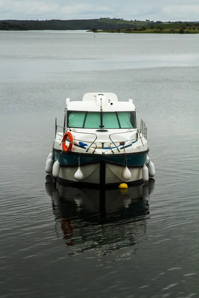 Vue sur le paysage du lac Alqueva avec bateau touristique — Photo