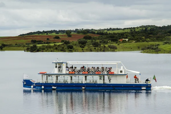 Landschapsmening van het gebied alqueva meer met toeristische boot — Stockfoto