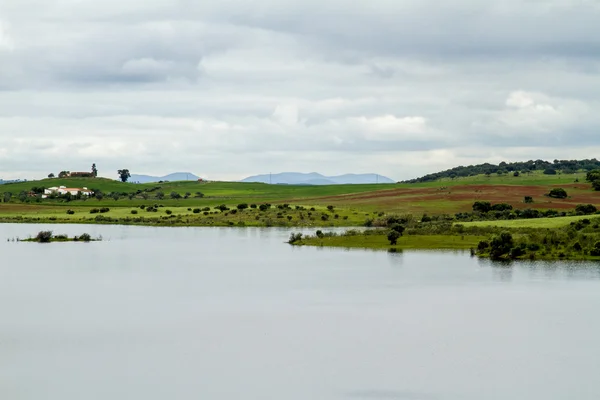 Stranden av sjön alqueva ligger i alentejo, portugal — Stockfoto