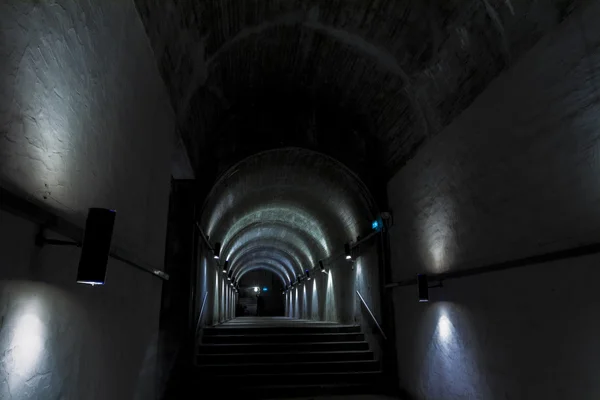 Довгий моторошний темний бетонний коридор — стокове фото