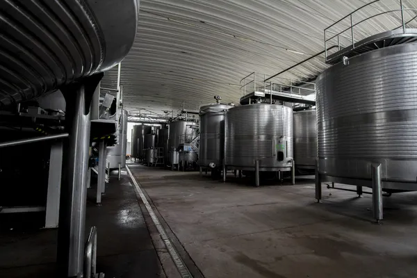 Stora aluminium behållare för industriell framställning av vin — Stockfoto