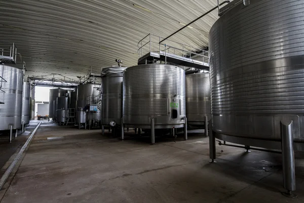 Grandes contenedores de aluminio de producción de vino industrial — Foto de Stock