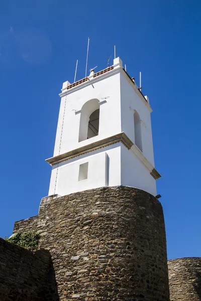Torre blanca junto a la entrada del pueblo medieval e histórico de Monsaraz — Foto de Stock