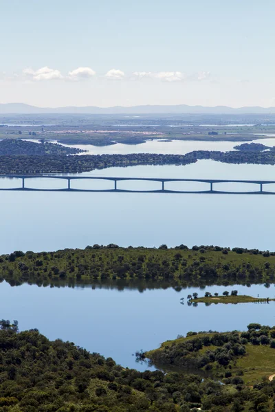 Landschap uitzicht op het prachtige alqueva-meer — Stockfoto