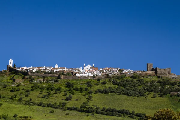 Vista distante da vila medieval e histórica de Monsaraz — Fotografia de Stock