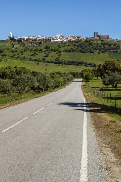 Vista lejana del pueblo medieval e histórico de Monsaraz — Foto de Stock