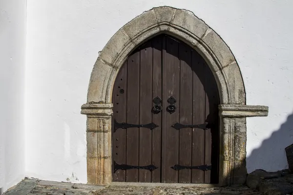 Grande porta de madeira medieval — Fotografia de Stock