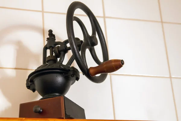 旧的老式的咖啡磨机 — 图库照片