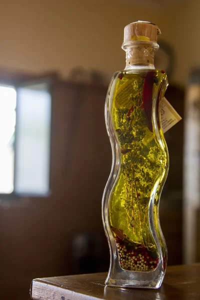 Botella de aceite de oliva con hierbas especiadas —  Fotos de Stock