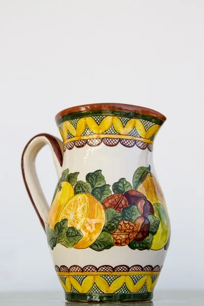 Colorido jarra de cerâmica pintada — Fotografia de Stock