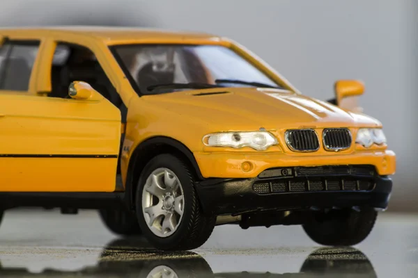 Sárga miniatűr játék-autó — Stock Fotó
