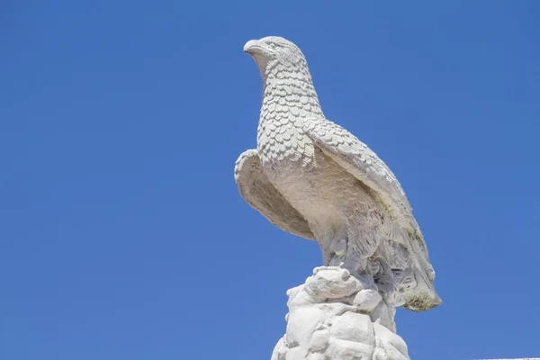 Aigle en pierre blanche — Photo