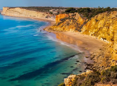 Portekiz 'in Algarve bölgesindeki Lagos' un kıyı güzelliğinin güzel manzarası..