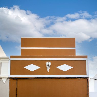 Portekiz 'in Olhao şehrinde yer alan Algarve Vintage tarzı binaların tipik mimarisi.