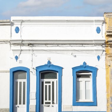 Portekiz 'in Olhao şehrinde yer alan Algarve Vintage tarzı binaların tipik mimarisi.