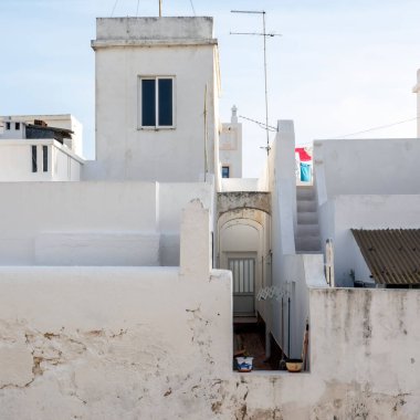 Olhao şehrinin tipik kübist dar mimarisi.