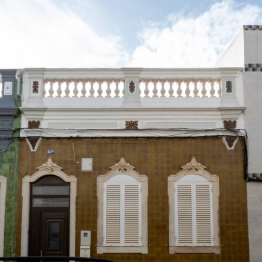 Portekiz 'in Olhao şehrinde yer alan Algarve Vintage tarzı binaların tipik mimarisi.
