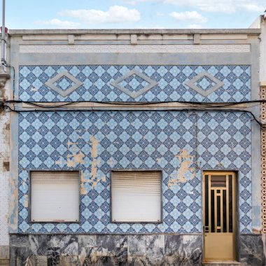 Portekiz 'in Olhao şehrinde yer alan Algarve Vintage tarzı binaların tipik mimarisi.