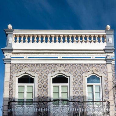 Portekiz 'in Olhao şehrinde yer alan Algarve Vintage tarzı binaların tipik mimarisi.