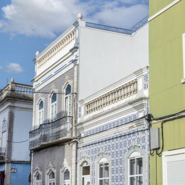 Portekiz 'in Olhao şehrinde yer alan Algarve Vintage tarzı binaların tipik mimarisi.