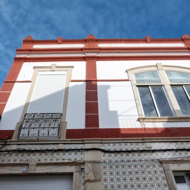 Portekiz 'in Olhao şehrinde yer alan Algarve Vintage tarzı binaların tipik mimarisi.