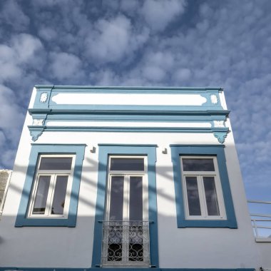 Portekiz 'in Olhao şehrinde yer alan Algarve Vintage tarzı binaların tipik mimarisi.