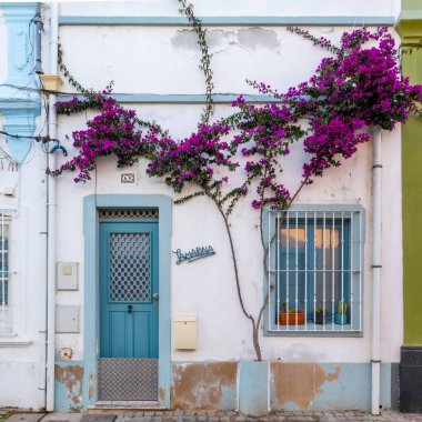 Portekiz 'in Olhao şehrinde yer alan Algarve Vintage tarzı binaların tipik mimarisi.