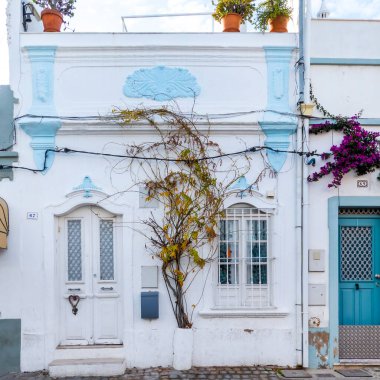 Portekiz 'in Olhao şehrinde yer alan Algarve Vintage tarzı binaların tipik mimarisi.