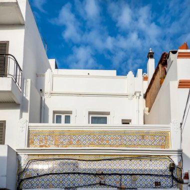 Portekiz 'in Olhao şehrinde yer alan Algarve Vintage tarzı binaların tipik mimarisi.
