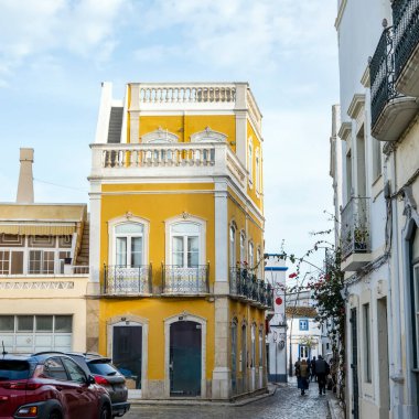 Portekiz 'in Olhao şehrinde yer alan Algarve Vintage tarzı binaların tipik mimarisi.
