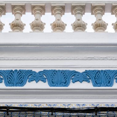 Portekiz 'in Olhao şehrinde yer alan Algarve Vintage tarzı binaların tipik mimarisi.