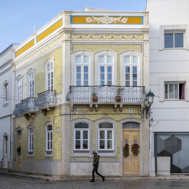 Portekiz 'in Olhao şehrinde yer alan Algarve Vintage tarzı binaların tipik mimarisi.