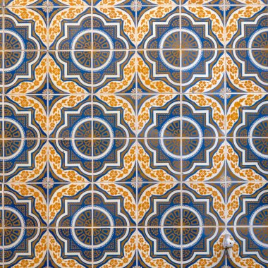 Portekiz 'in Olhao şehrinde bulunan azulejo seramik sanatının tipik ayrıntıları