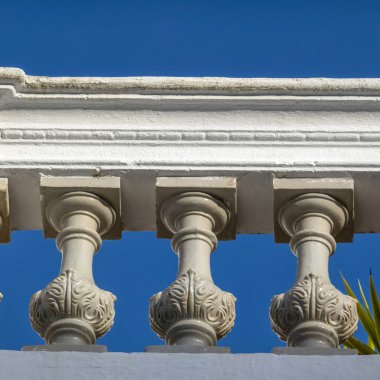 Portekiz 'in Olhao şehrinde yer alan Algarve Vintage tarzı binaların tipik mimarisi.