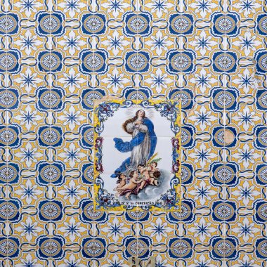 Portekiz 'in Olhao şehrinde bulunan azulejo seramik sanatının tipik ayrıntıları