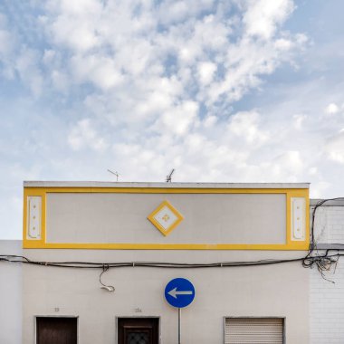 Portekiz 'in Olhao şehrinde yer alan Algarve Vintage tarzı binaların tipik mimarisi.