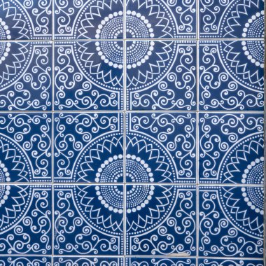 Portekiz 'in Olhao şehrinde bulunan azulejo seramik sanatının tipik ayrıntıları