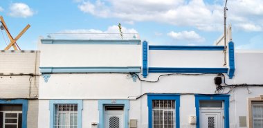 Portekiz 'in Olhao şehrinde yer alan Algarve Vintage tarzı binaların tipik mimarisi.