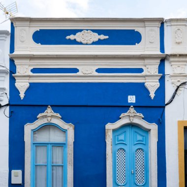 Portekiz 'in Olhao şehrinde yer alan Algarve Vintage tarzı binaların tipik mimarisi.