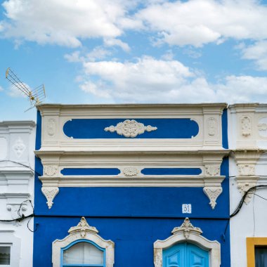 Portekiz 'in Olhao şehrinde yer alan Algarve Vintage tarzı binaların tipik mimarisi.